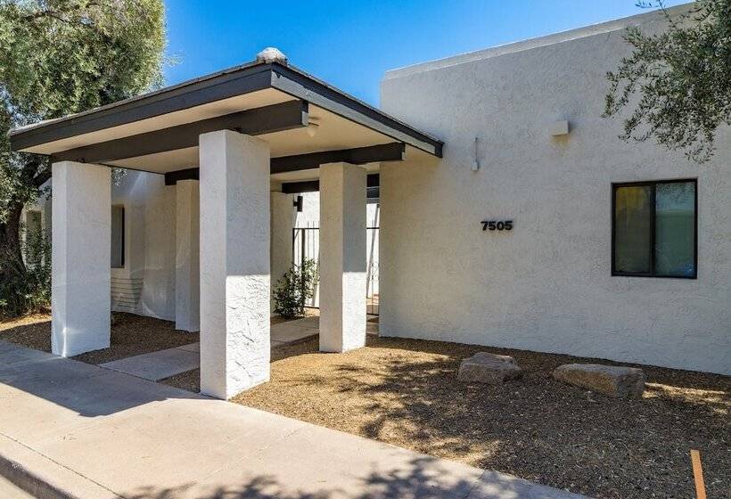 Stellar By Avantstay Modern Artist S Loft In Old Town W/ Patio