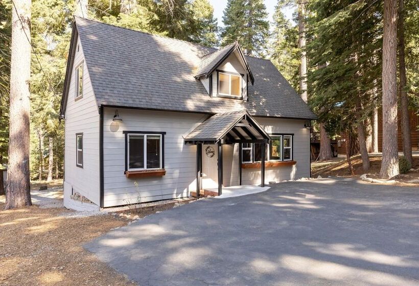 Sweet Pine Deck + Hot Tub, Cozy Modern Interior Close To Ski Resort!