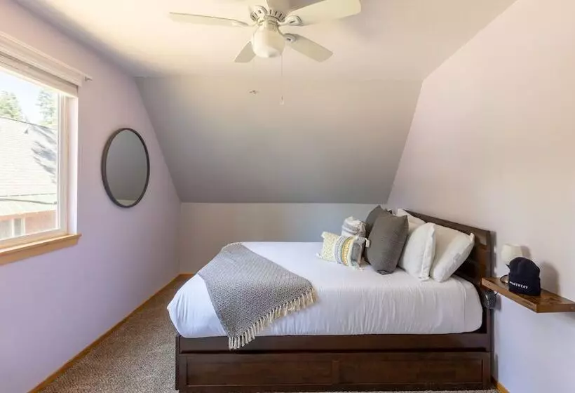 Sweet Pine Deck + Hot Tub, Cozy Modern Interior Close To Ski Resort!