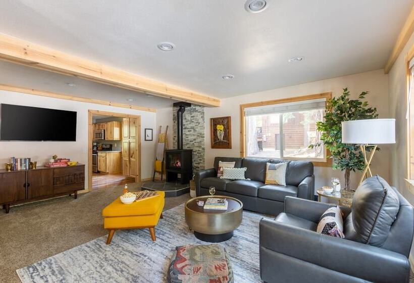 Sweet Pine Deck + Hot Tub, Cozy Modern Interior Close To Ski Resort!