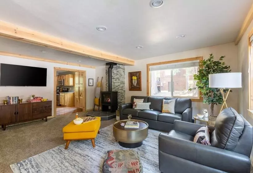 Sweet Pine Deck + Hot Tub, Cozy Modern Interior Close To Ski Resort!