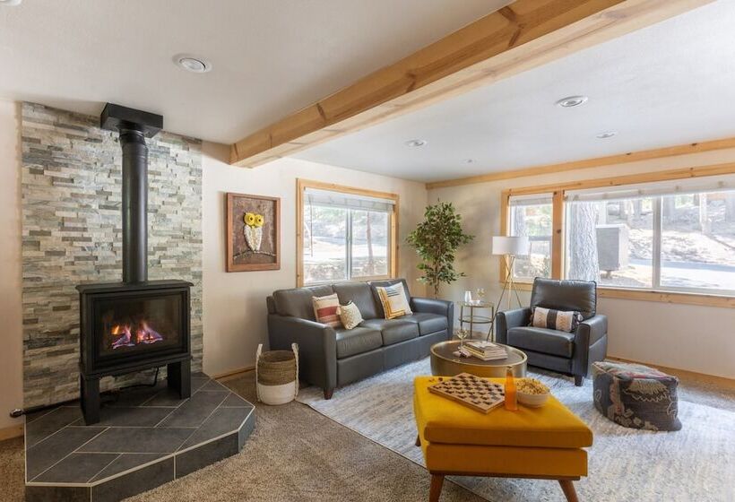 Sweet Pine Deck + Hot Tub, Cozy Modern Interior Close To Ski Resort!