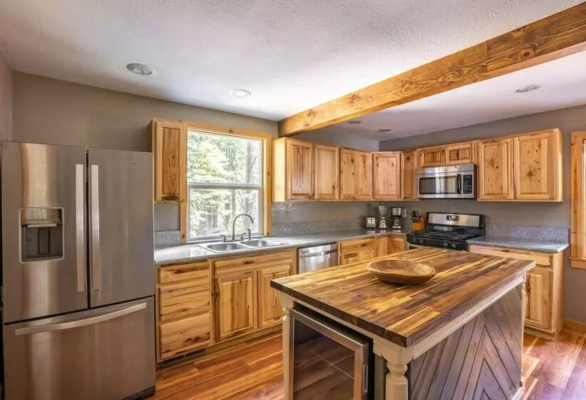 Sweet Pine Deck + Hot Tub, Cozy Modern Interior Close To Ski Resort!