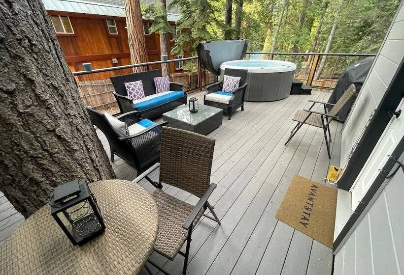 Sweet Pine Deck + Hot Tub, Cozy Modern Interior Close To Ski Resort!