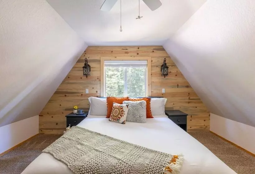 Sweet Pine Deck + Hot Tub, Cozy Modern Interior Close To Ski Resort!