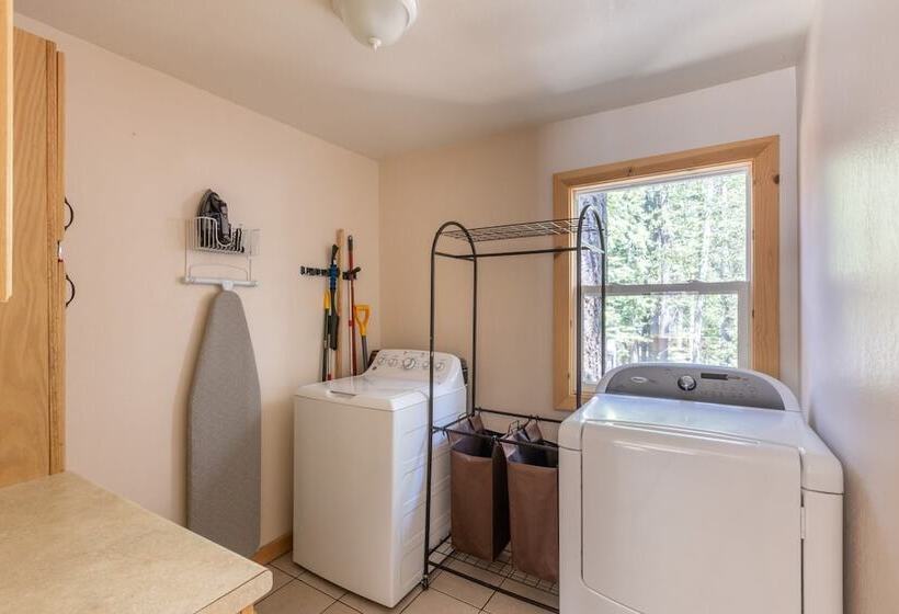 Sweet Pine Deck + Hot Tub, Cozy Modern Interior Close To Ski Resort!