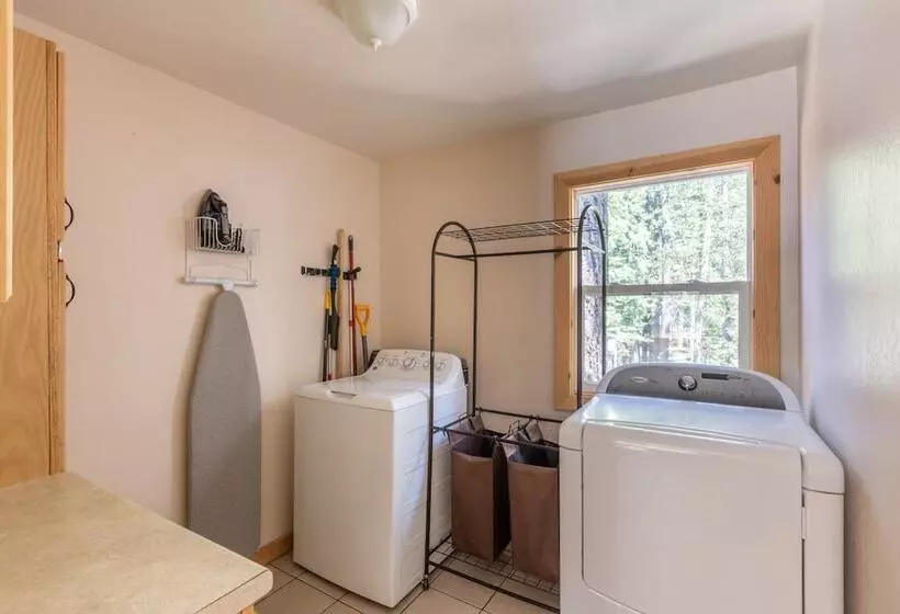 Sweet Pine Deck + Hot Tub, Cozy Modern Interior Close To Ski Resort!