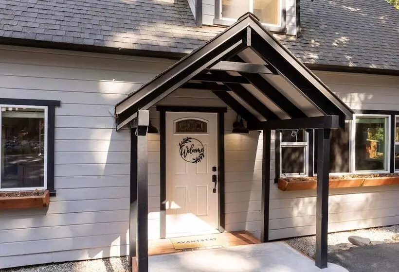 Sweet Pine Deck + Hot Tub, Cozy Modern Interior Close To Ski Resort!