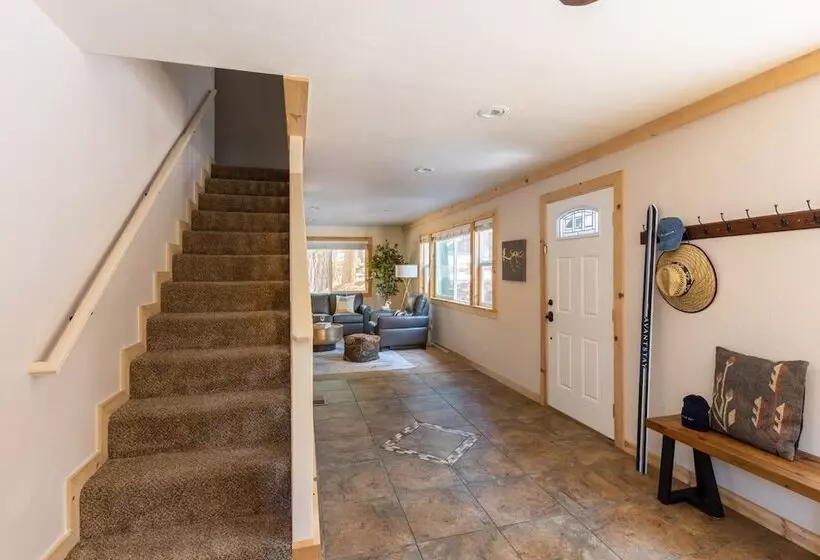 Sweet Pine Deck + Hot Tub, Cozy Modern Interior Close To Ski Resort!