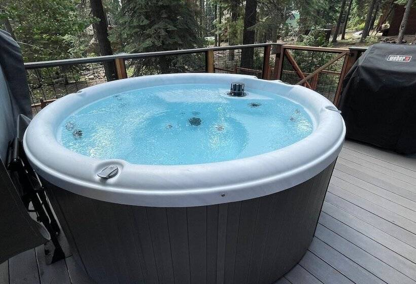 Sweet Pine Deck + Hot Tub, Cozy Modern Interior Close To Ski Resort!
