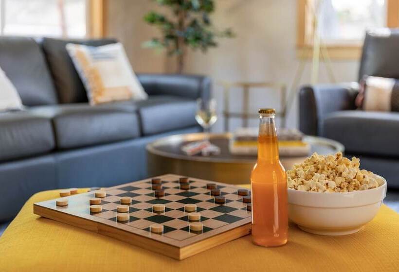 Sweet Pine Deck + Hot Tub, Cozy Modern Interior Close To Ski Resort!