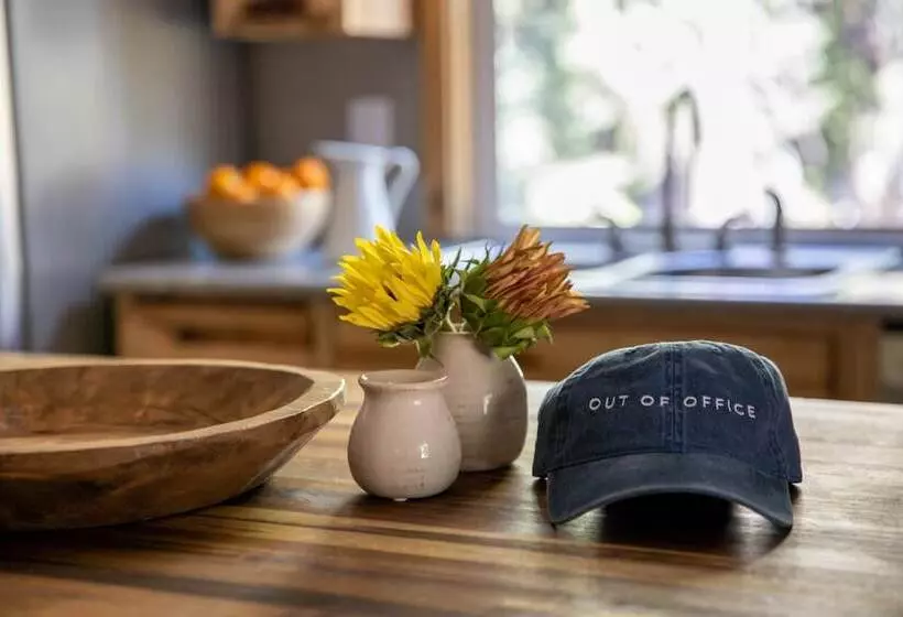 Sweet Pine Deck + Hot Tub, Cozy Modern Interior Close To Ski Resort!