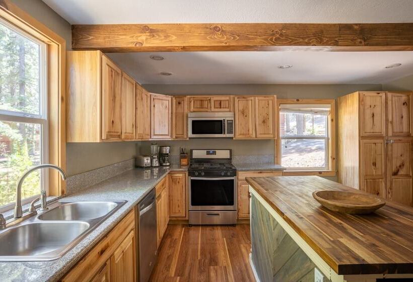 Sweet Pine Deck + Hot Tub, Cozy Modern Interior Close To Ski Resort!