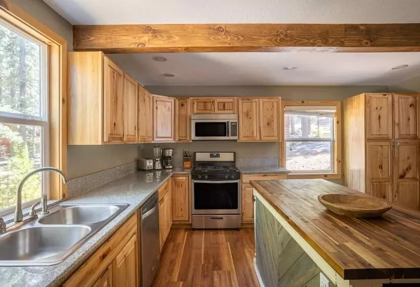 Sweet Pine Deck + Hot Tub, Cozy Modern Interior Close To Ski Resort!