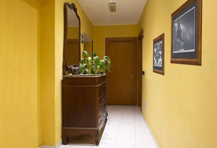 مسافرخانه Red And Blues Music Hotel Genova