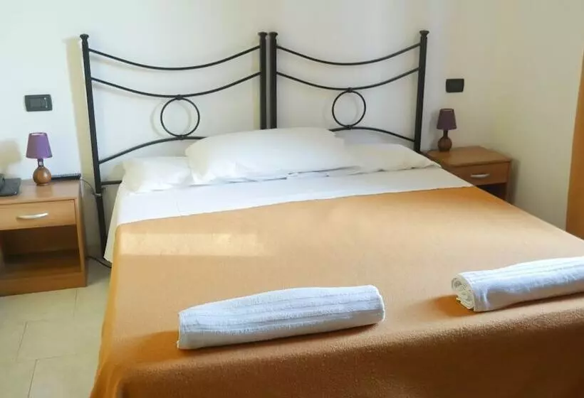 مسافرخانه Red And Blues Music Hotel Genova