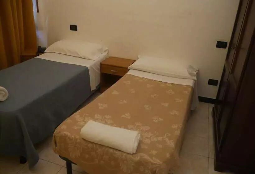 مسافرخانه Red And Blues Music Hotel Genova