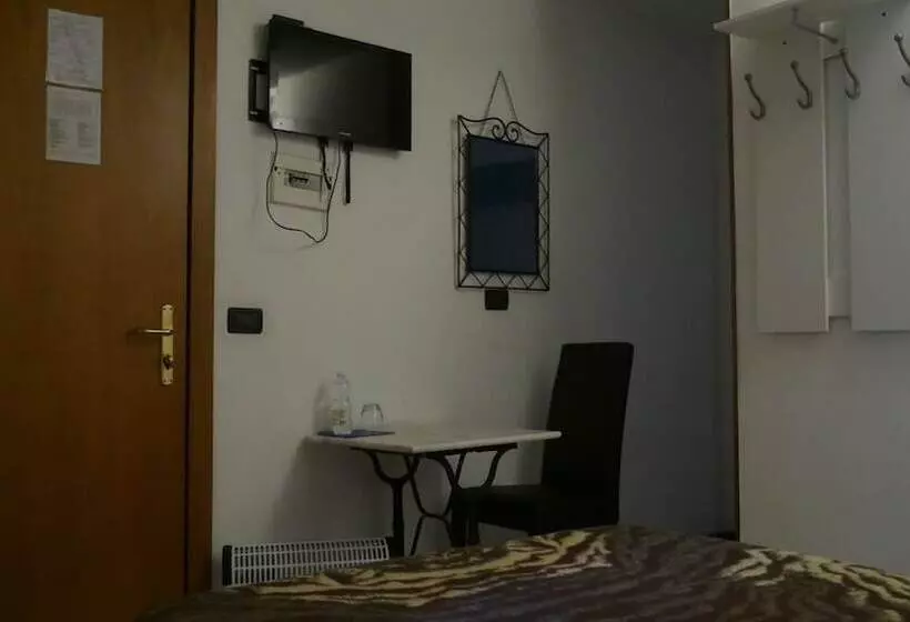 مسافرخانه Red And Blues Music Hotel Genova