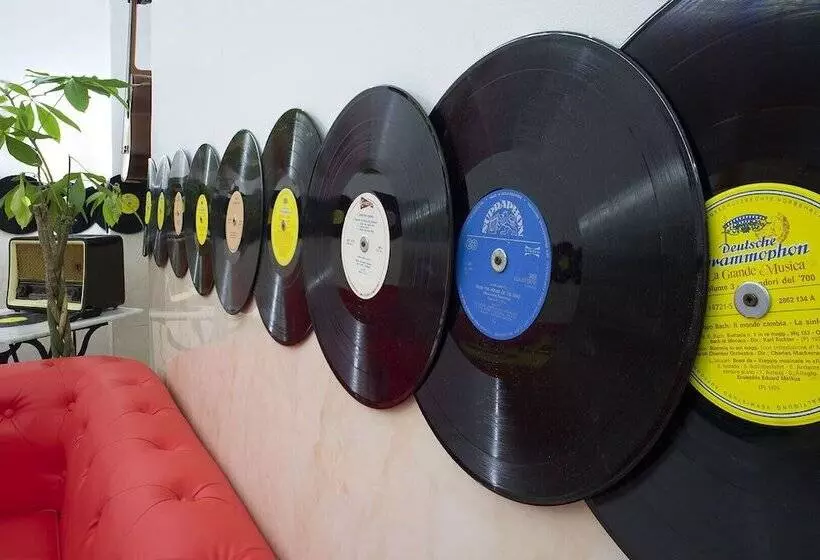 مسافرخانه Red And Blues Music Hotel Genova