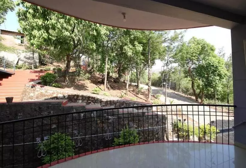 ホテル The Greenwood Resort Chikmagalur   Escape To Tranquil Mountain Views