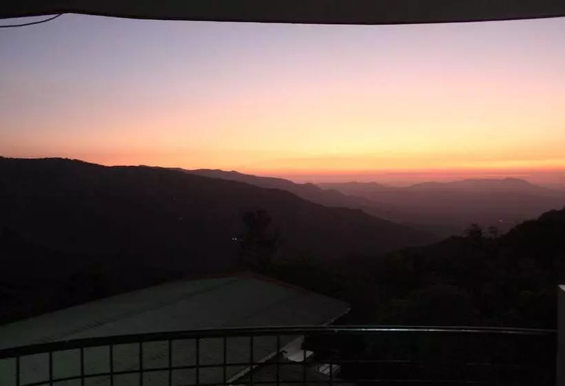 ホテル The Greenwood Resort Chikmagalur   Escape To Tranquil Mountain Views