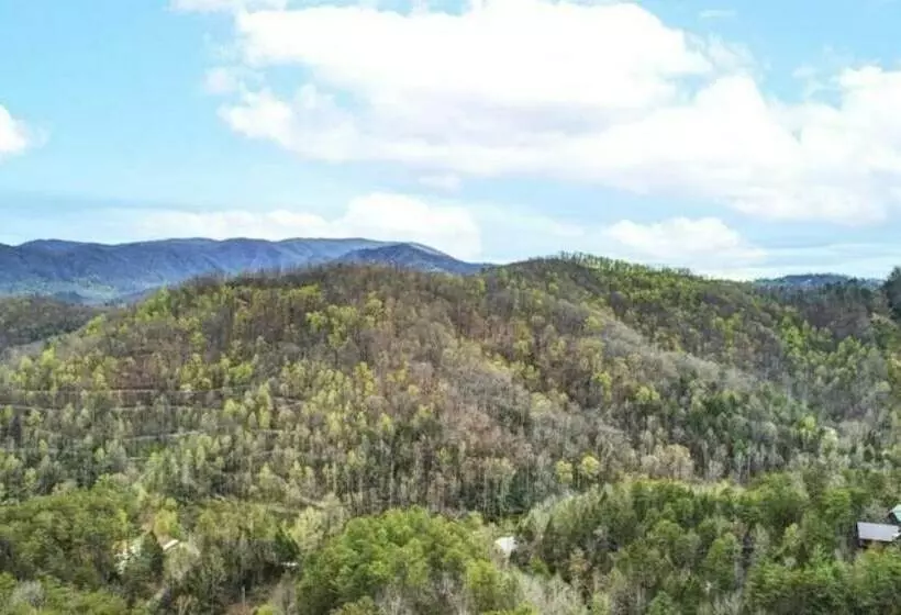 Cabin Fever   2 Bedrooms, 2 Baths, Sleeps 8 2 Cabin By Redawning