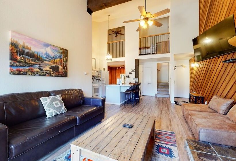 Crestview #2 Close To The Village, Near Year Round Outdoor Activities