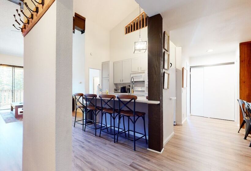 Crestview #2 Close To The Village, Near Year Round Outdoor Activities