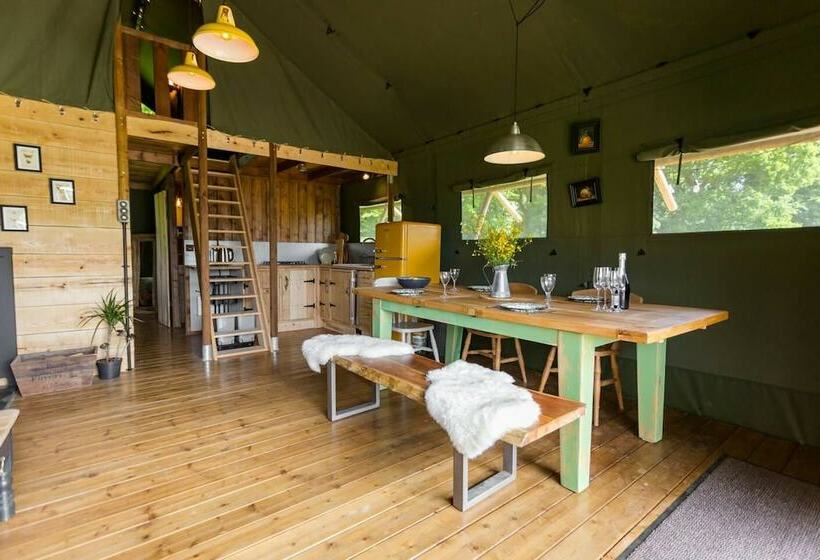 בית מלון כפרי Awe Inspiring Two Storey Tent