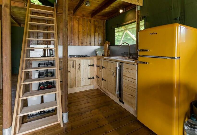 בית מלון כפרי Awe Inspiring Two Storey Tent