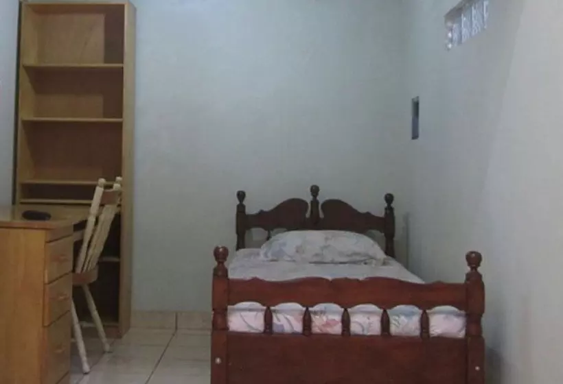 ホテル Spot On 91343 Kartika Guest House Syariah