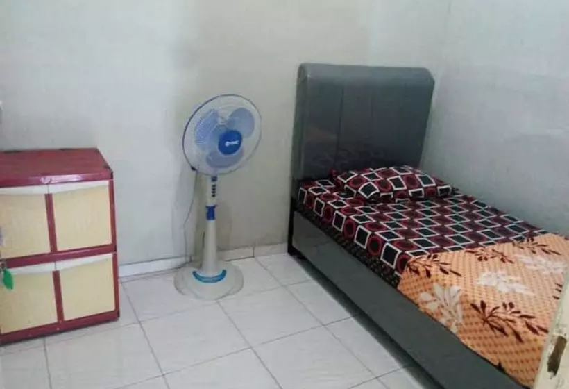 ホテル Spot On 91343 Kartika Guest House Syariah