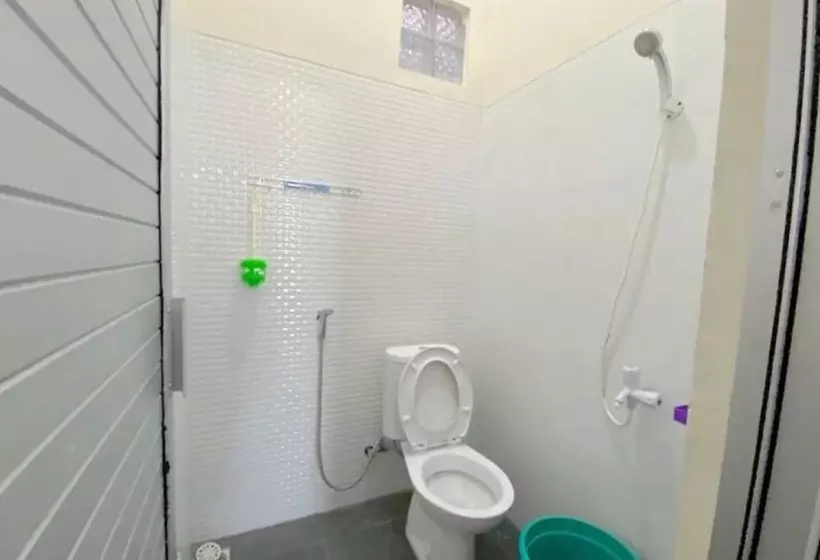 ホテル Spot On 91343 Kartika Guest House Syariah