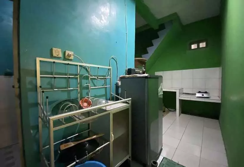 ホテル Spot On 91343 Kartika Guest House Syariah