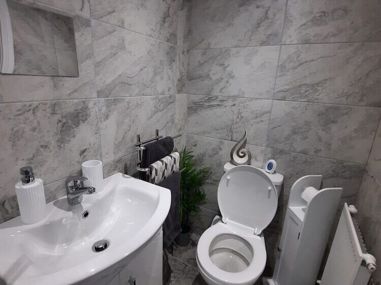 إقامة Forest View Impeccable Two Bedroom House