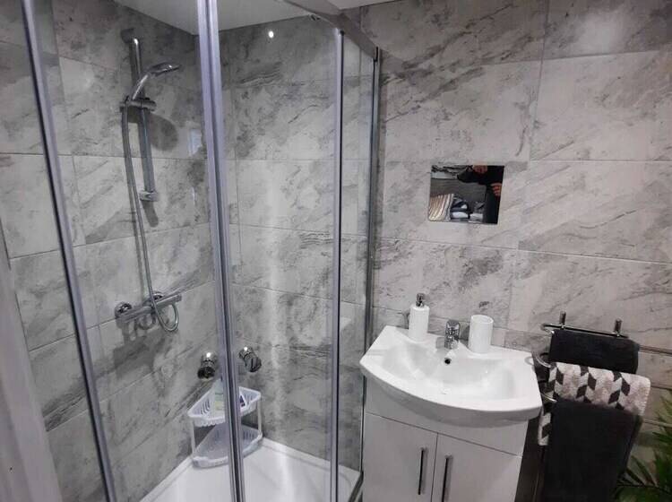 إقامة Forest View Impeccable Two Bedroom House