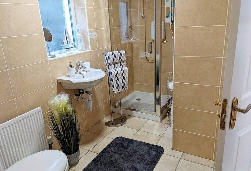 إقامة Forest View Impeccable Two Bedroom House