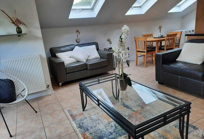 إقامة Forest View Impeccable Two Bedroom House