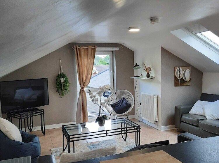 إقامة Forest View Impeccable Two Bedroom House