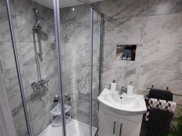 إقامة Forest View Impeccable Two Bedroom House