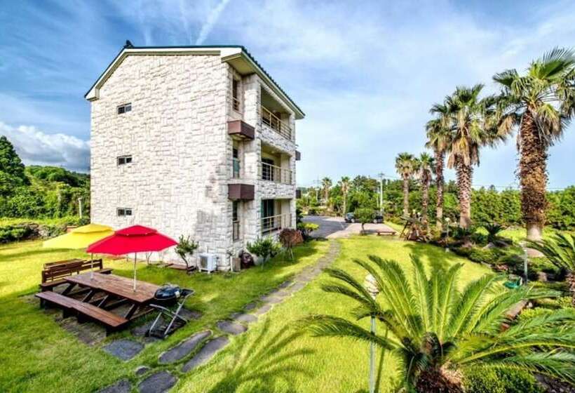 Seogwipo Jungmun Happy Sketch Pension