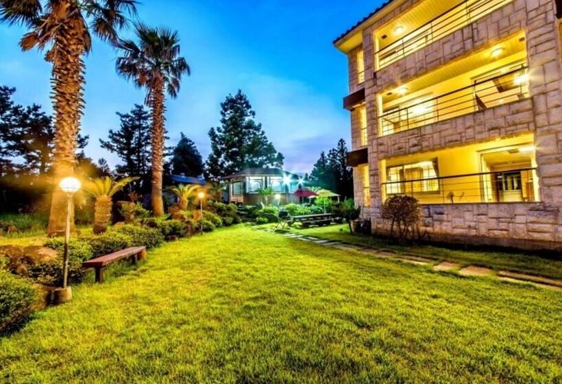 Seogwipo Jungmun Happy Sketch Pension