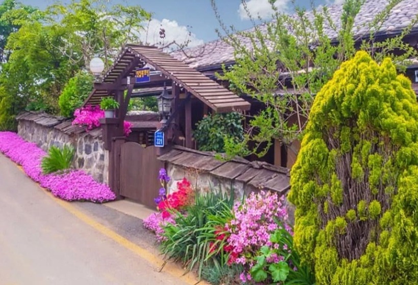 Taean Yetjip Hwangtobang Pension