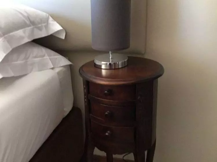 تختخواب و صبحانه The Capital Guest House