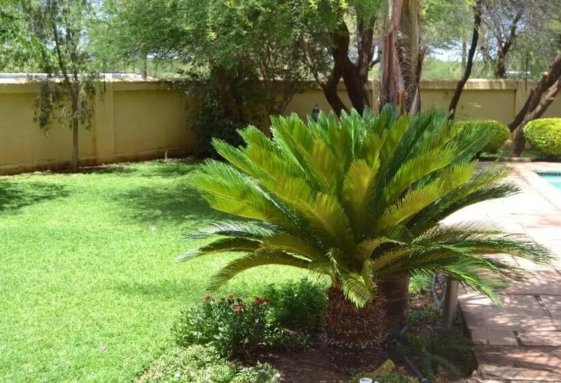 تختخواب و صبحانه The Capital Guest House