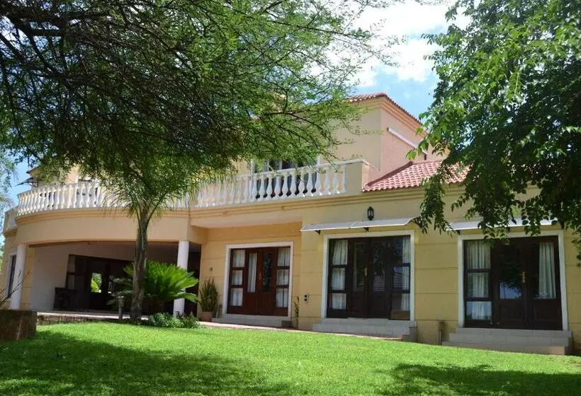 تختخواب و صبحانه The Capital Guest House