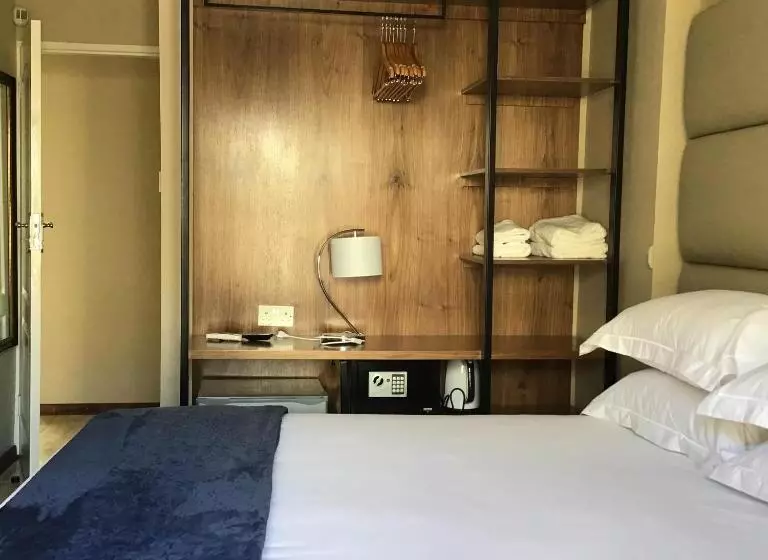 تختخواب و صبحانه The Capital Guest House