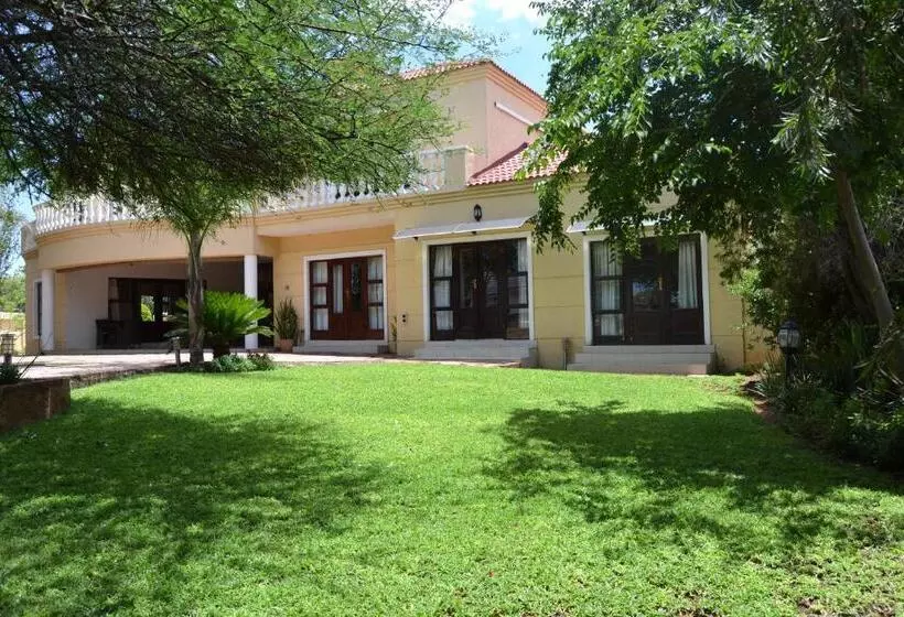 تختخواب و صبحانه The Capital Guest House