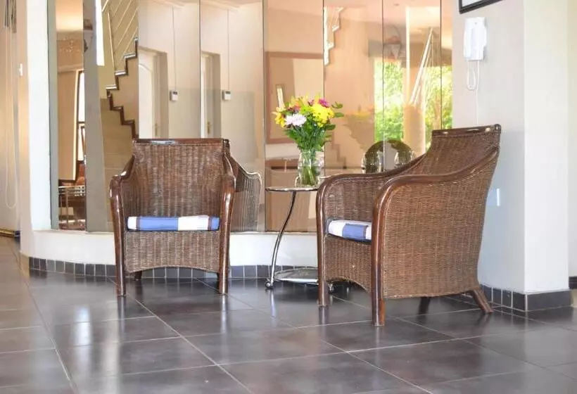 تختخواب و صبحانه The Capital Guest House