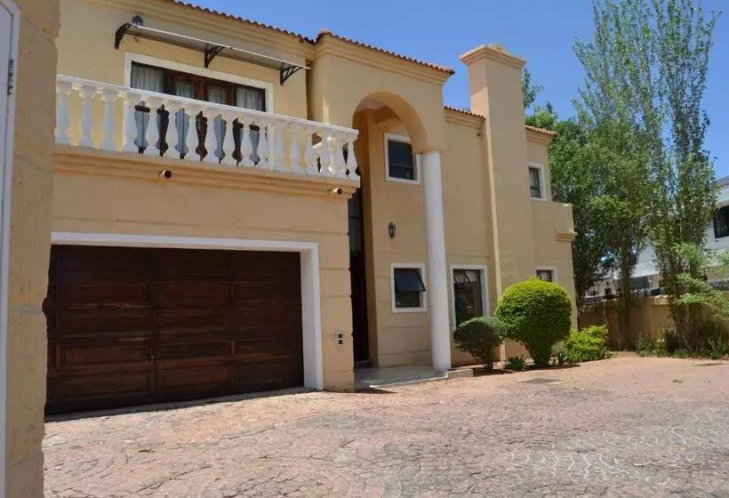 تختخواب و صبحانه The Capital Guest House